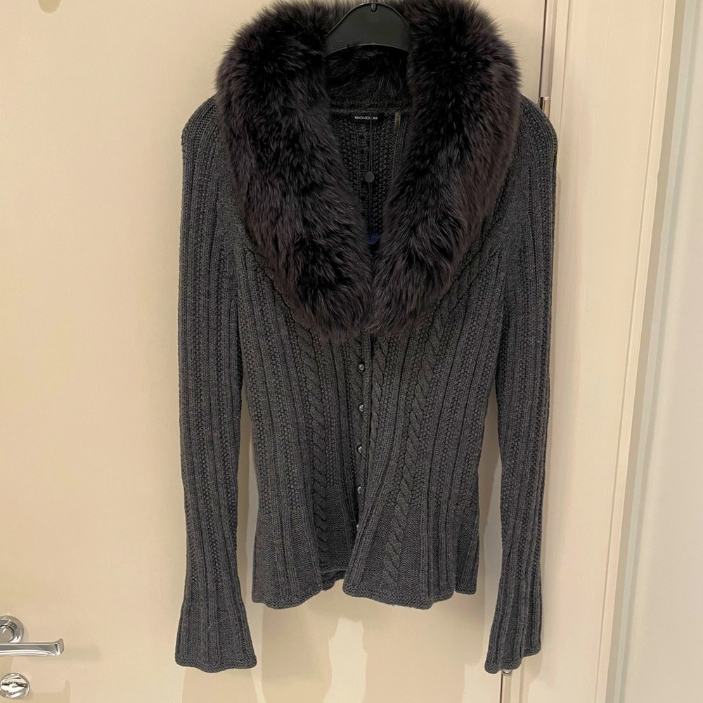 This Magaschoni cardigan with a fur collar is a size small.The color is grey.
